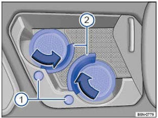 Fig. 134 Dans la console centrale avant:porte-boissons