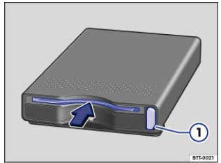 Fig. 140 Dans la console centrale : lecteur de carte de péage