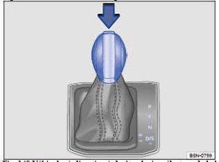 Fig. 148 Véhicules à direction à droite: levier sélecteur de la boîte automatique avec touche de blocage (flèche)