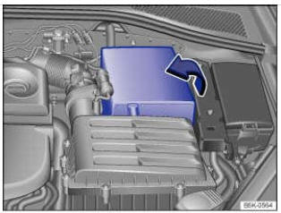 Fig. 233 Dans le compartiment-moteur: ouverture du cache de la batterie