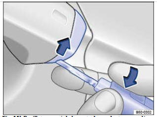 Fig. 251 Barillet masqué de la porte du conducteur: soulèvement du cache