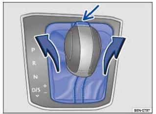 Fig. 255 Console centrale: : dépose du cache de la coulisse de changement de vitesses