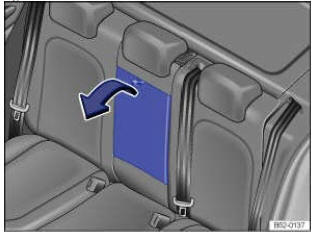 Fig. 59 Accoudoir central arrière escamotable